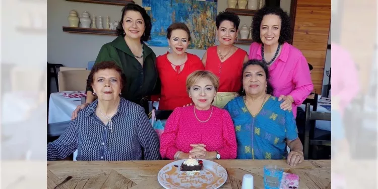 Foto: Rubén Morales // Chelita Muro, Tere San Pedro, Laura Alonso, Laura Valencia, María Eugenia Villanueva y Cristy Palacios acompañaron a Sandra en esta alegre celebración.