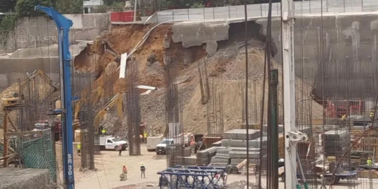 Se desmorona obra en la Reforma: Vecinos temen por sus casas tras nuevo colapso