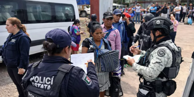Regresan 17 familias a Tula, Guerrero, tras huir de la violencia; la paz aún está a prueba