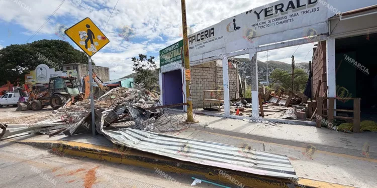 Fotos: Adrián Gaytán // Derrumbe de locales, incluso de materiales sólidos, solapados en el Parque del Amor.