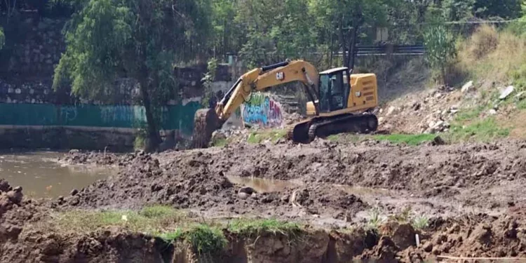 Fotos: Conagua // Desazolve de la presa Rompepicos por parte de Conagua.