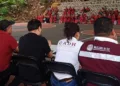 Foto: Alain Albarrán // Desplazados triquis con burócratas de la Secretaría de Gobierno.