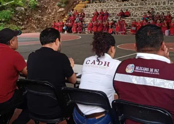 Foto: Alain Albarrán // Desplazados triquis con burócratas de la Secretaría de Gobierno.