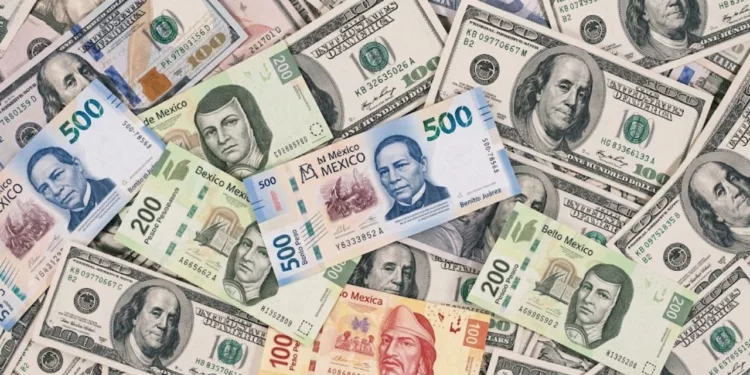 Súper peso vuelve a romper los $17 por dólar y logra nuevo récord anual