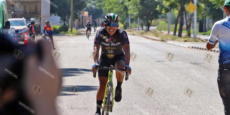 Efraín Rendón fue el vencedor del ciclismo de ruta.