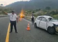 El automóvil compacto color blanco quedó con daños materiales de consideración sobre el tramo Barranca Larga-Ventanilla tras perder el control de la trayectoria.