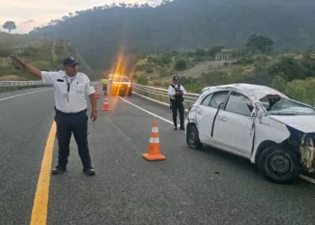 El automóvil compacto color blanco quedó con daños materiales de consideración sobre el tramo Barranca Larga-Ventanilla tras perder el control de la trayectoria.