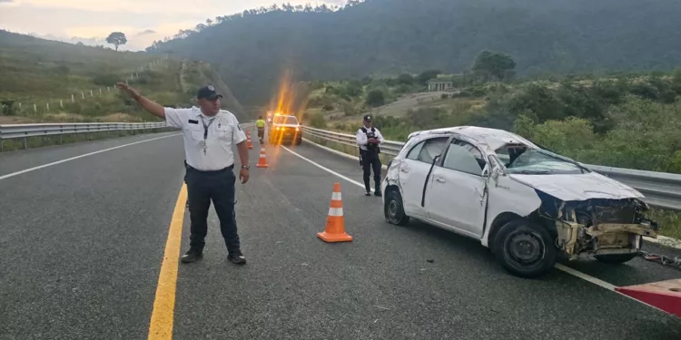 El automóvil compacto color blanco quedó con daños materiales de consideración sobre el tramo Barranca Larga-Ventanilla tras perder el control de la trayectoria.