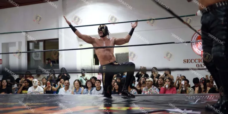 Fotos: Jorge Luis Plata // Espectacular función estelar, con Soberno Jr, en la Arena Coliseo Hades.