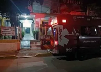 El joven de 18 años recibió atención médica en el lugar tras derrapar en su moto.
