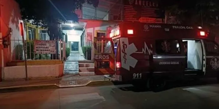 El joven de 18 años recibió atención médica en el lugar tras derrapar en su moto.