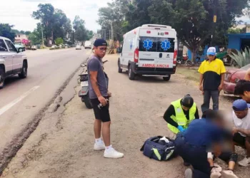 El menor de edad fue auxiliado de emergencia por paramédicos tras ser embestido por los caninos en la zona de Liconsa.