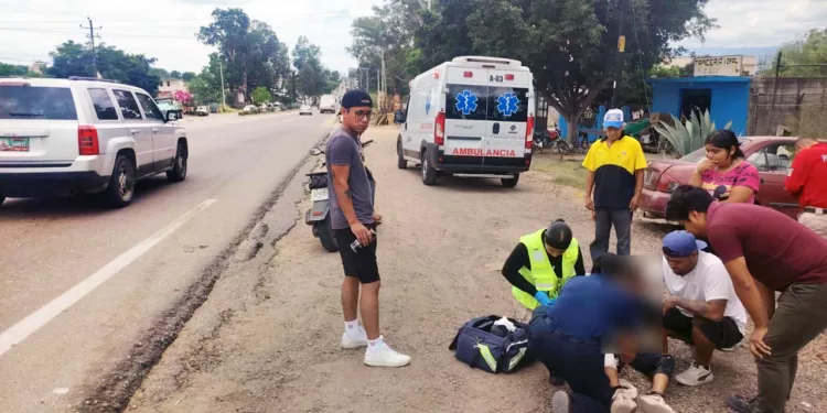 El menor de edad fue auxiliado de emergencia por paramédicos tras ser embestido por los caninos en la zona de Liconsa.