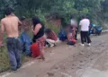 Paramédicos y bomberos unieron esfuerzos en la carretera a San Pedro Ixtlahuaca para estabilizar a los once lesionados antes de trasladarlos a la capital.