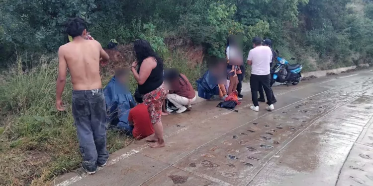 Paramédicos y bomberos unieron esfuerzos en la carretera a San Pedro Ixtlahuaca para estabilizar a los once lesionados antes de trasladarlos a la capital.