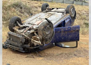El Volkswagen Polo terminó fuera de la carretera federal 190 y fue reportado con daños considerados como pérdida total.