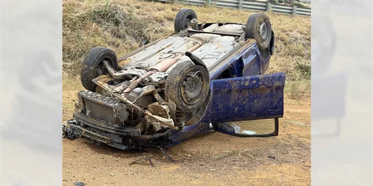 El Volkswagen Polo terminó fuera de la carretera federal 190 y fue reportado con daños considerados como pérdida total.