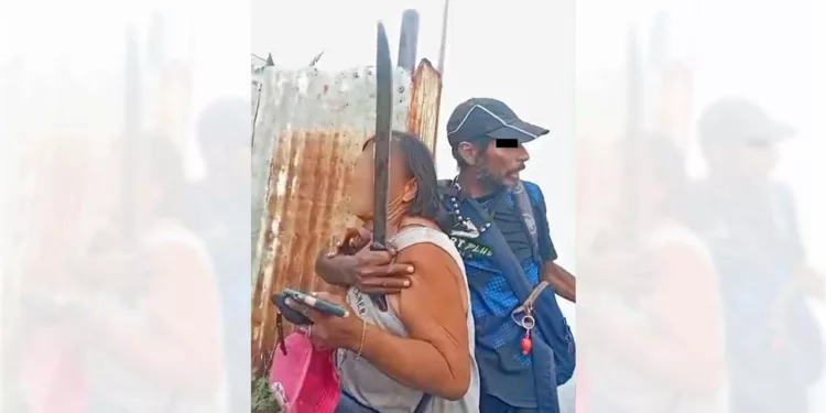 Elementos de la Policía Municipal de Santa Lucía del Camino neutralizaron al agresor en una rápida maniobra.