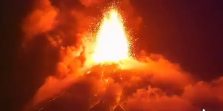 VIDEO | Volcán de Fuego entra en fase crítica: evacúan comunidades y aumenta el riesgo por ceniza y lava en Guatemala