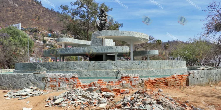 Foto: Adrián Gaytán // El abandono al Monumento a la Madre, notorio.
