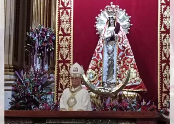 El arzobispo insistió en que los feligreses deben tratar con dignidad a cualquier persona independientemente del credo que profesen.