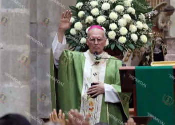 Foto: Adrián Gaytán // El arzobispo, Pedro Vázquez Villalobos, al oficial la tradicional misa dominical en la Catedral Metropolitana.