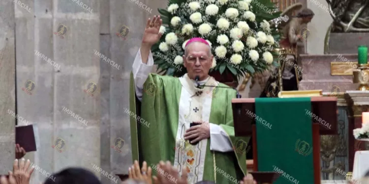 Foto: Adrián Gaytán // El arzobispo, Pedro Vázquez Villalobos, al oficial la tradicional misa dominical en la Catedral Metropolitana.