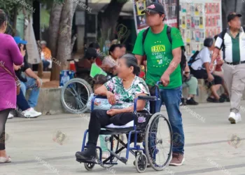 Foto: Adrián Gaytán // El cuidado del adulto mayor cae sobre las espaldas de algún integrante de la familia.