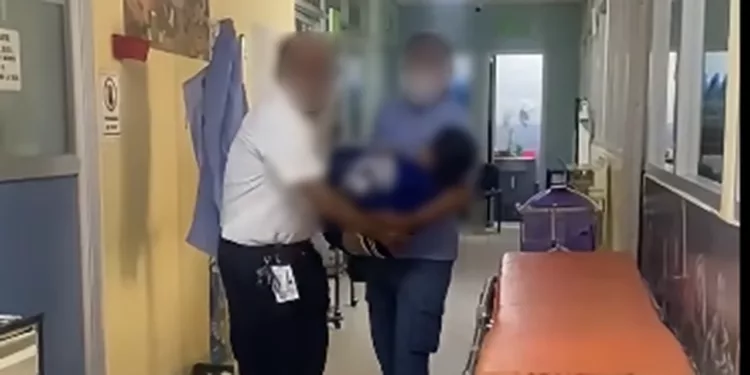 Foto: redes sociales // El personal del nosocomio inició traslados por las escaleras del área de pediatría a otros servicios desde el 15 de julio.