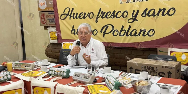Foto: Adrián Gaytán // El presidente de la Asociación de Avicultores de Tehuacán, Puebla, Jorge García de la Cadena Romero alerta en torno al huevo proveniente de Estados Unidos.