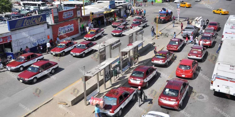 Foto: Adrián Gaytán // El programa de reordenamiento público inició con las unidades en la modalidad de taxi.