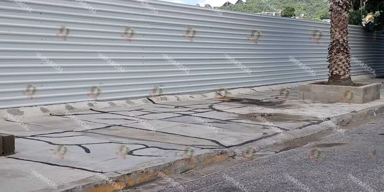 Foto: Lisbeth Mejía // Grietas, destrucción de infraestructura urbana; Eucaliptos convertida en zona de desastre.