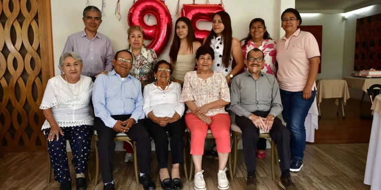 .Fotos: Rubén Morales // Familiares y amigos de la cumpleañera compartieron con ella un agradable desayuno y le expresaron sus mejores deseos.