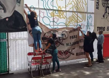 Foto: Redes sociales // Familiares de Alejandro Leyva colocaron una pancarta en demanda de justicia como parte del foro “La crisis de derechos humanos en la 4T, agresiones a periodistas y defensores”.