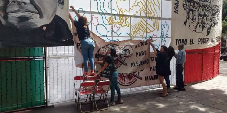 Foto: Redes sociales // Familiares de Alejandro Leyva colocaron una pancarta en demanda de justicia como parte del foro “La crisis de derechos humanos en la 4T, agresiones a periodistas y defensores”.