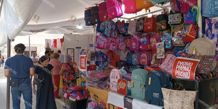 Foto: Lisbeth Mejía // Feria de Regreso a clases en el Paseo Juárez El Llano.
