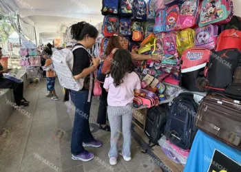 Foto: Adrián Gaytán // Feria de regreso a clases en la Alameda de León.