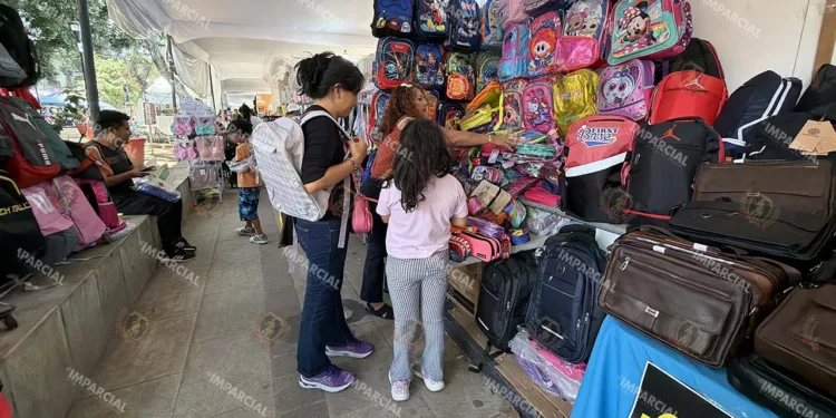 Foto: Adrián Gaytán // Feria de regreso a clases en la Alameda de León.