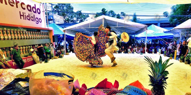 Fotos: Rubén Morales // Fue alrededor de las 12:00 horas cuando comenzó el despliegue de bailes y danzas.