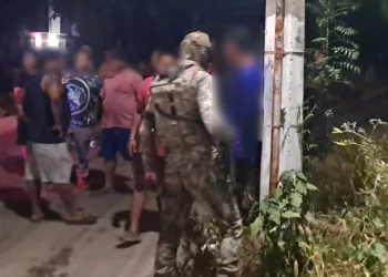 Habitantes del fraccionamiento La Noria mantuvieron bajo resguardo al sospechoso sobre la avenida Principal tras ser señalado por robo.