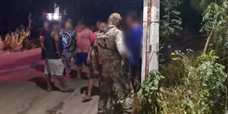 Habitantes del fraccionamiento La Noria mantuvieron bajo resguardo al sospechoso sobre la avenida Principal tras ser señalado por robo.