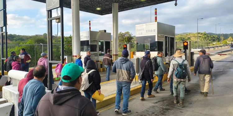 Termina plazo a Capufe; pobladores de Huitzo protestan en caseta de cobro