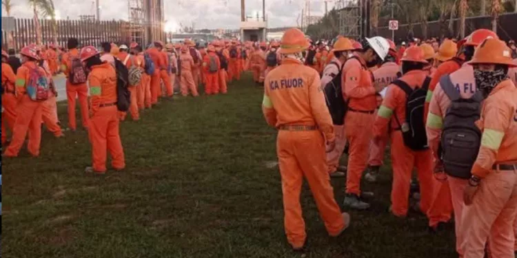 Trabajadores de ICA Fluor ponen el dedo en la llaga: denuncian carencias y reclamos por salarios en Salina Cruz