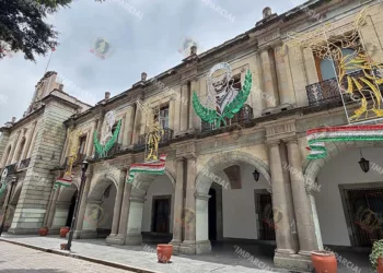 Foto: Adrián Gaytán // Imágenes de los héroes que nos dieron Patria en la fachada de Palacio de Gobierno.
