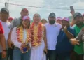Foto: redes sociales // Imágenes difundidas por la ASAEO de líderes de esa organización con la secretaría de Movilidad de Oaxaca, Yesenia Nolasco Ramírez.