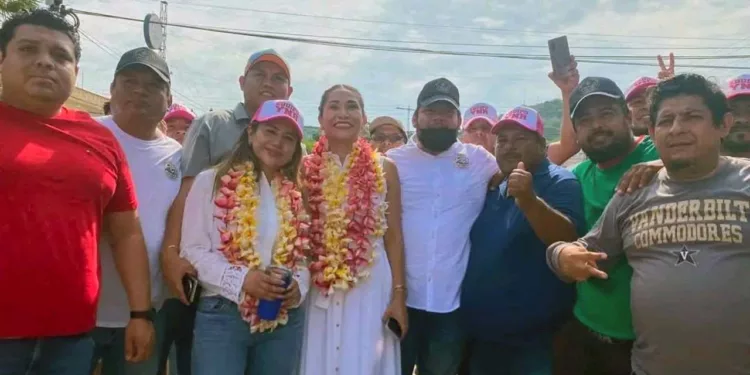 Foto: redes sociales // Imágenes difundidas por la ASAEO de líderes de esa organización con la secretaría de Movilidad de Oaxaca, Yesenia Nolasco Ramírez.