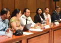 Foto: Cencos 22 // Yenni Araceli Pérez y Emilio Montero, sentados codo a codo en las negociaciones en beneficio de la Sección 22.