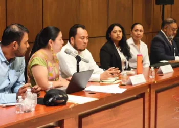 Foto: Cencos 22 // Yenni Araceli Pérez y Emilio Montero, sentados codo a codo en las negociaciones en beneficio de la Sección 22.