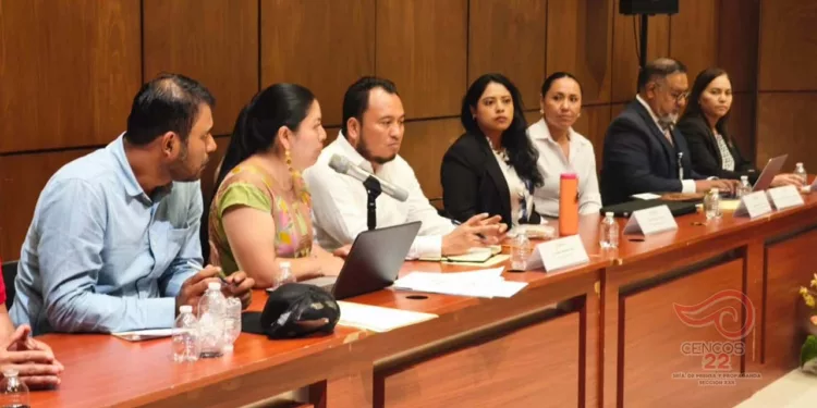 Foto: Cencos 22 // Yenni Araceli Pérez y Emilio Montero, sentados codo a codo en las negociaciones en beneficio de la Sección 22.
