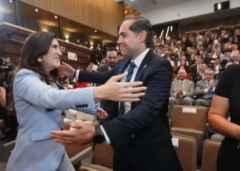Foto: Cámara de Diputados // Kenia López Rabadán, a quien relevaría, y Raúl Bolaños Cacho Cué.